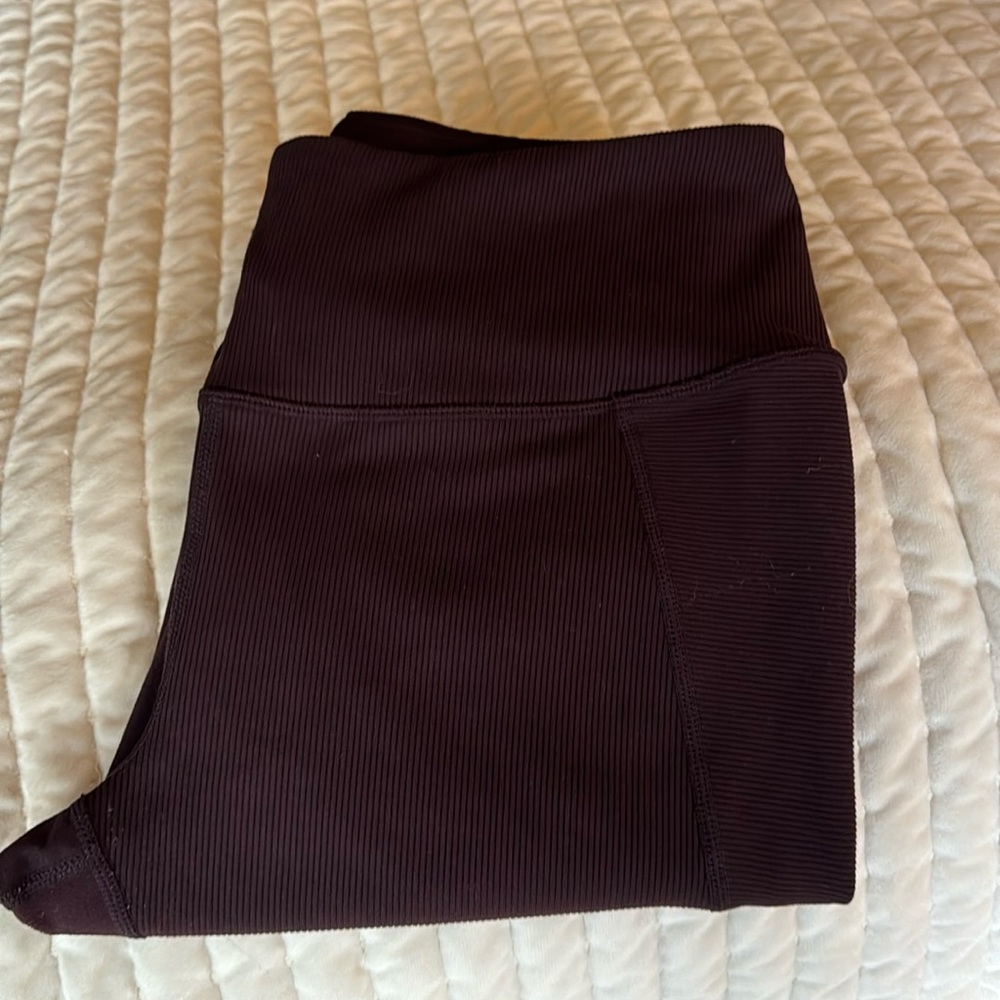 Zella leggings, burgundy color with ribbed detail with smooth detail